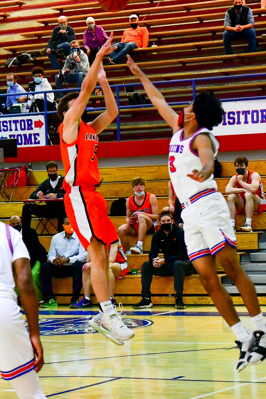 Kyle Wisniewski shooting a jumper for Lakewood in the 2021 playoff game against Cherry Creek