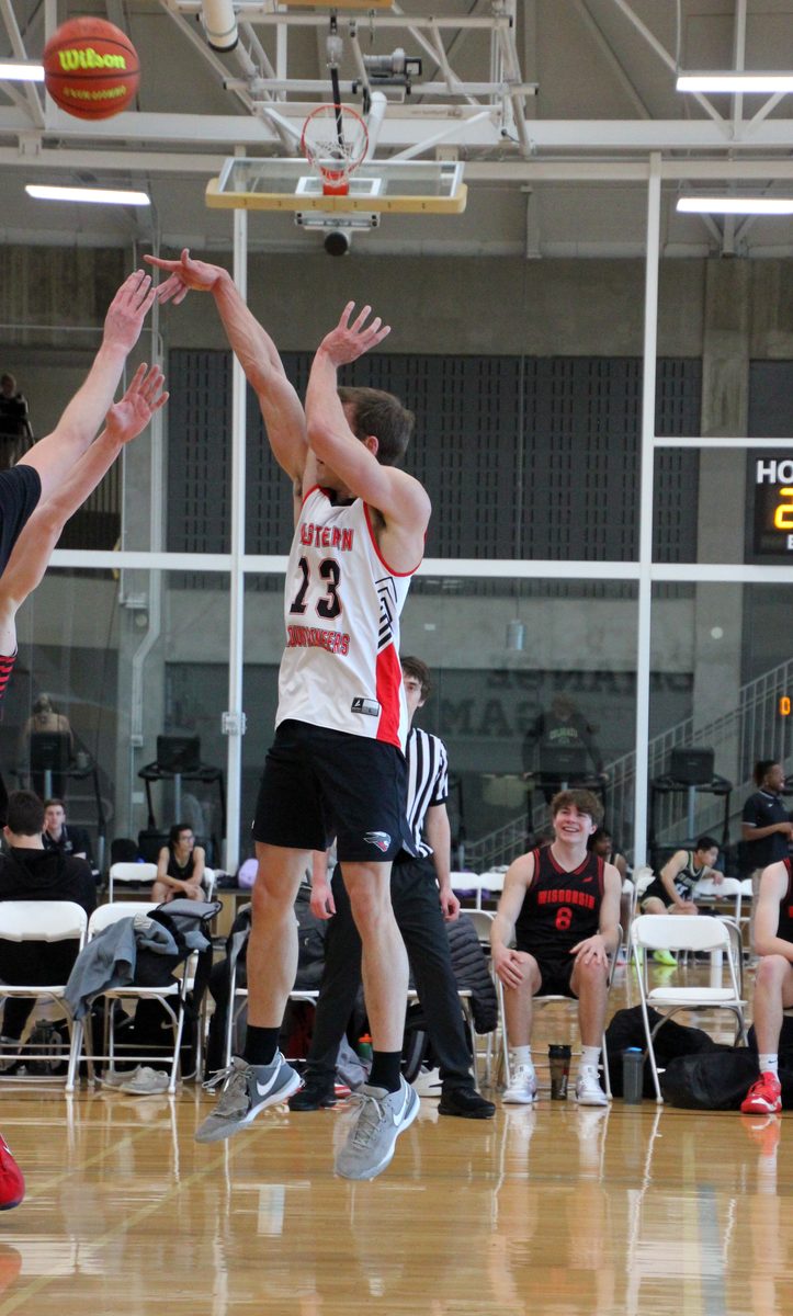 Kyle Wisniewski pull-up jumper over a defender
