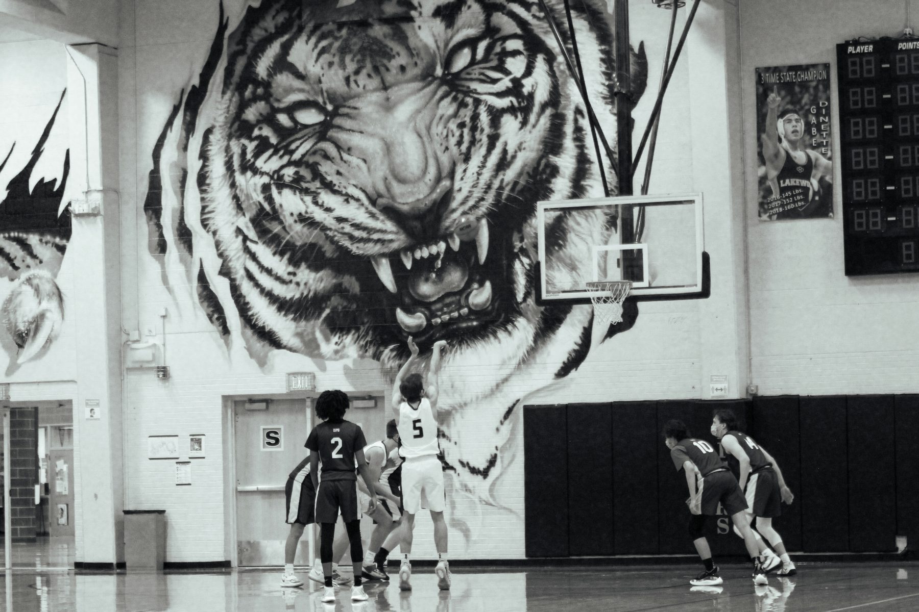Kyle Wisniewski at the free-throw line beneath the Lakewood tiger mural, senior season 2021